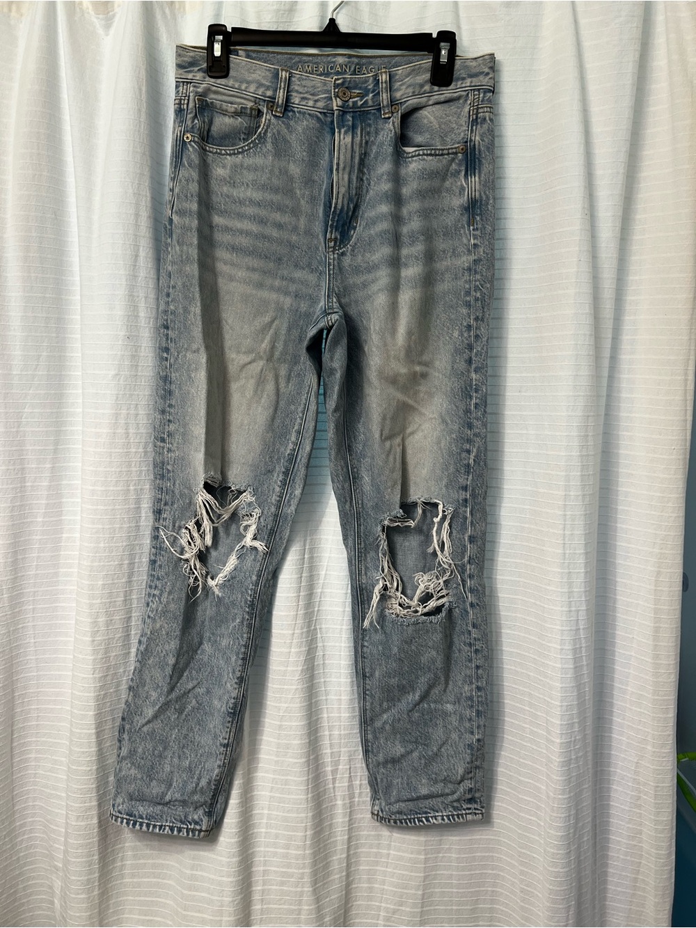 American Eagle Outfitters Women's Light Wash Distressed Mom Jean